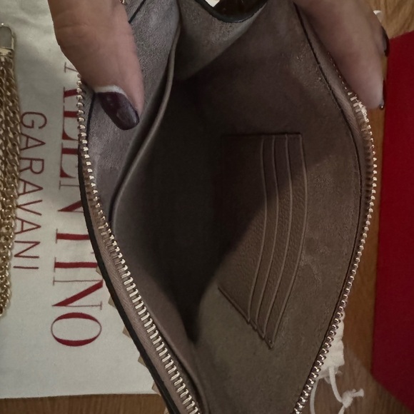 VALENTINO GARAVANI Pebbled Calfskin Rockstud Flat Pouch Poudre- Preloved w/COA - Picture 2 of 11